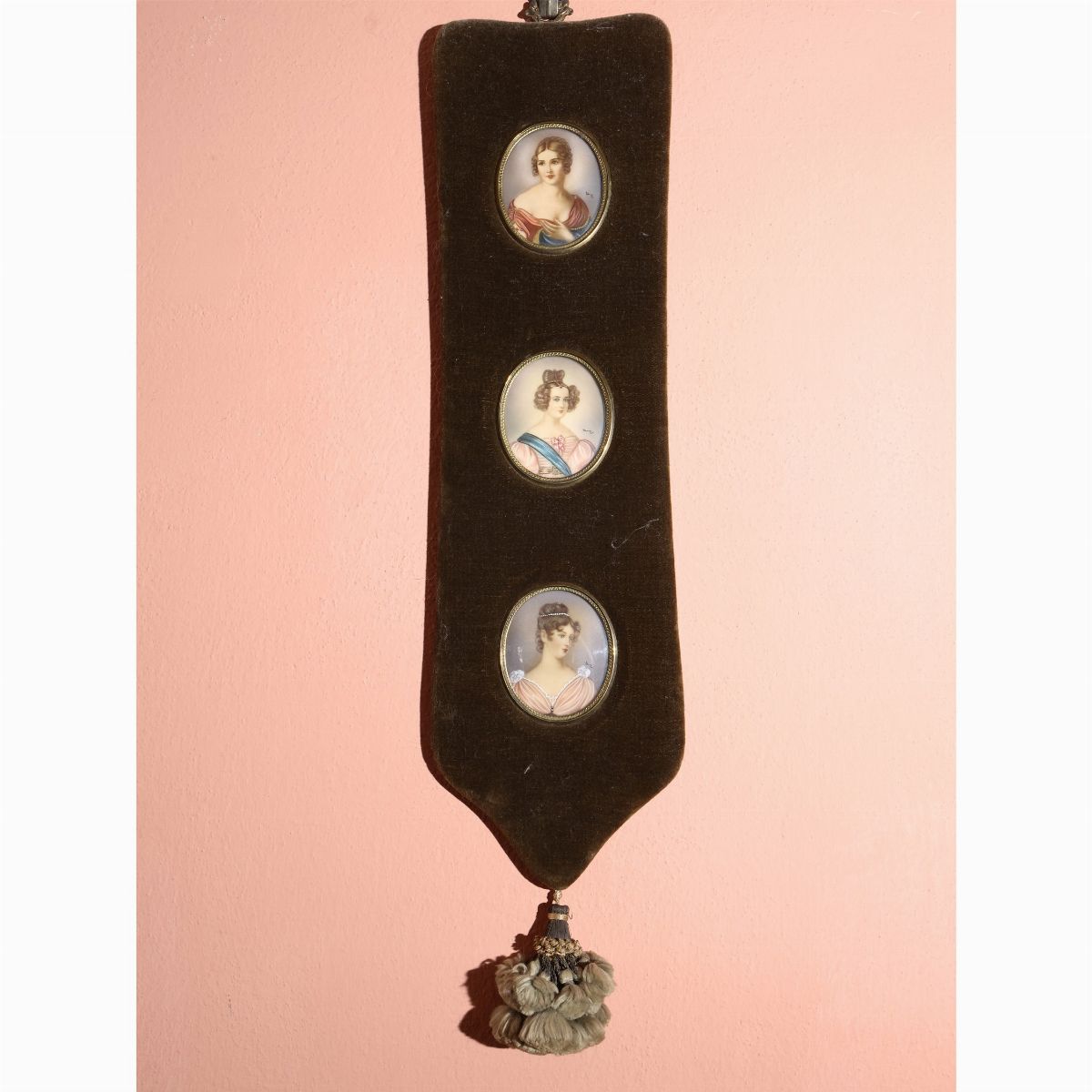 Raccolta di Sei Miniature Raffiguranti Ritratti Femminili