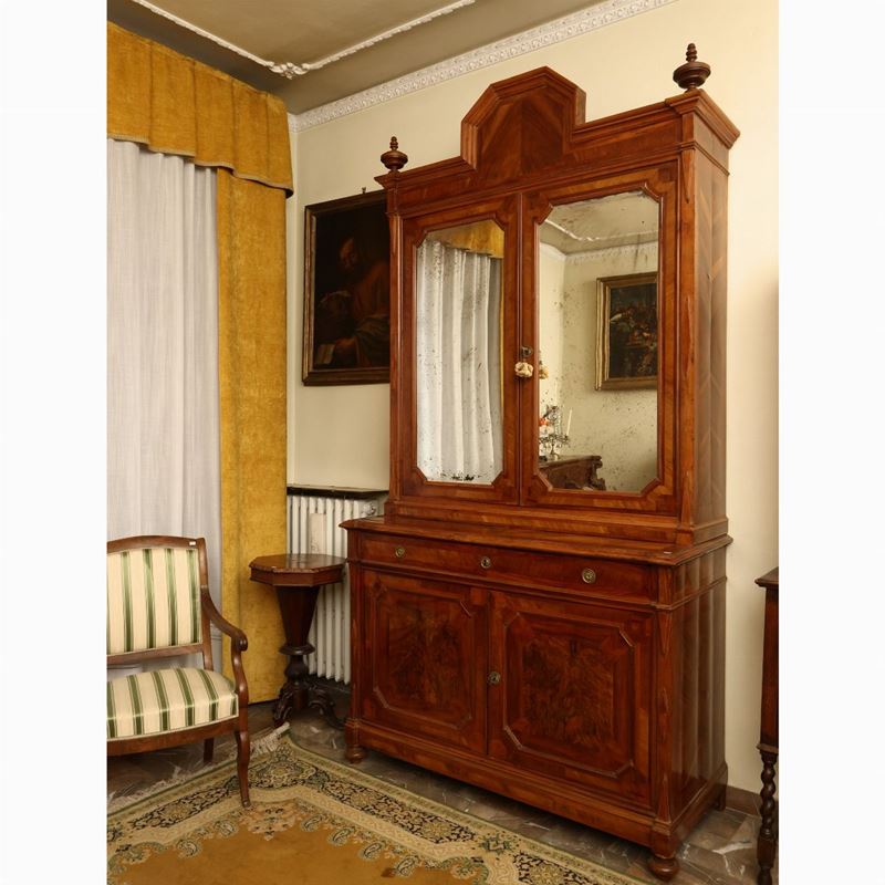 Credenza a Due Corpi Impiallacciata ed Intarsiata in Piuma di Noce