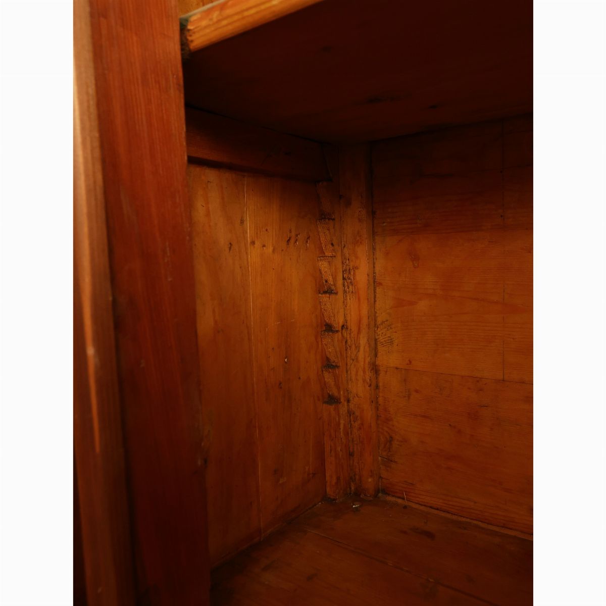 Credenza a Due Corpi Impiallacciata ed Intarsiata in Piuma di Noce