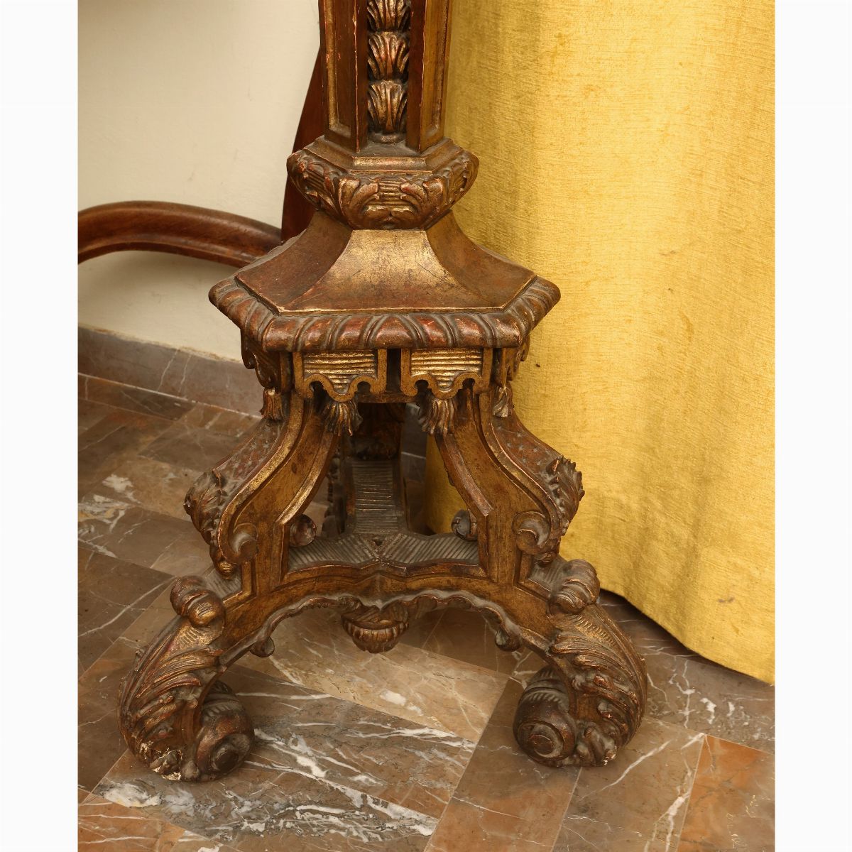Colonna Portavasi in Legno e Pastiglia Dorata