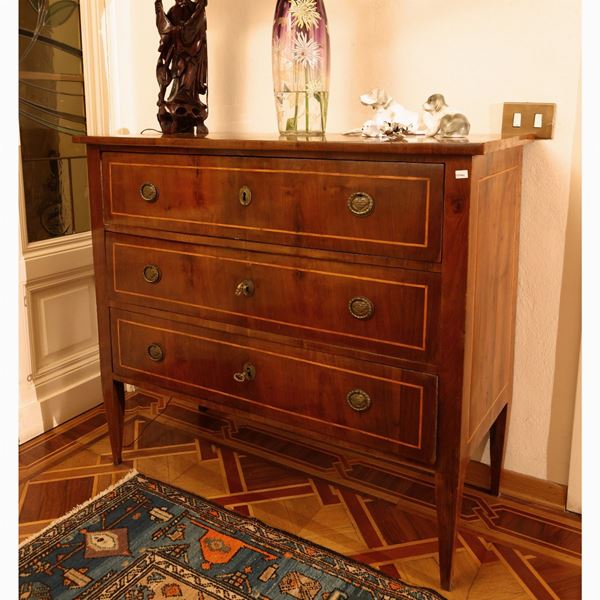 Walnut chest of drawers