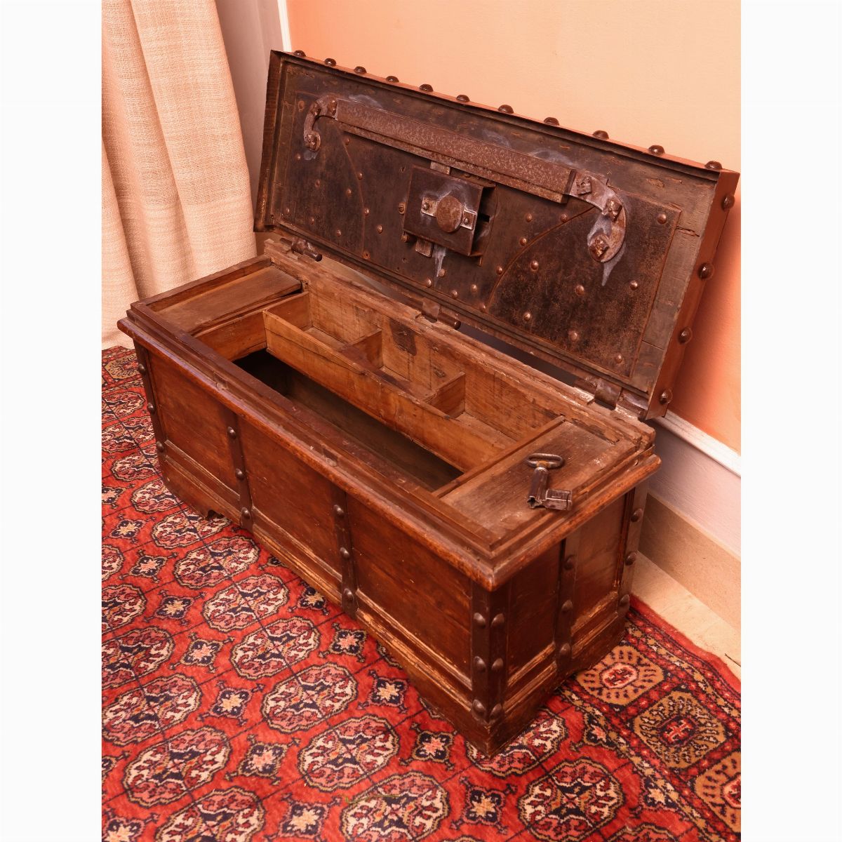 Antico Forziere in Legno Tenero