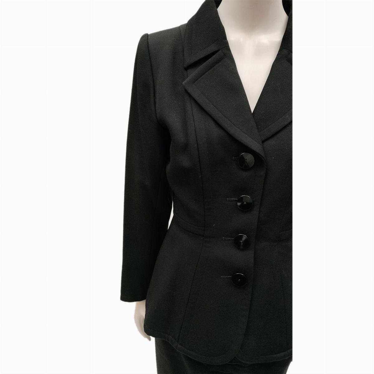 Yves Saint Laurent, Tailleur nero