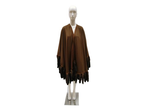 Mantella in tessuto di lana marrone con code di visone
