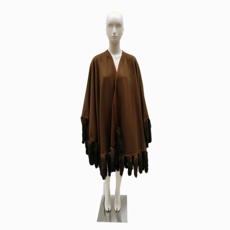 Mantella in tessuto di lana marrone con code di visone