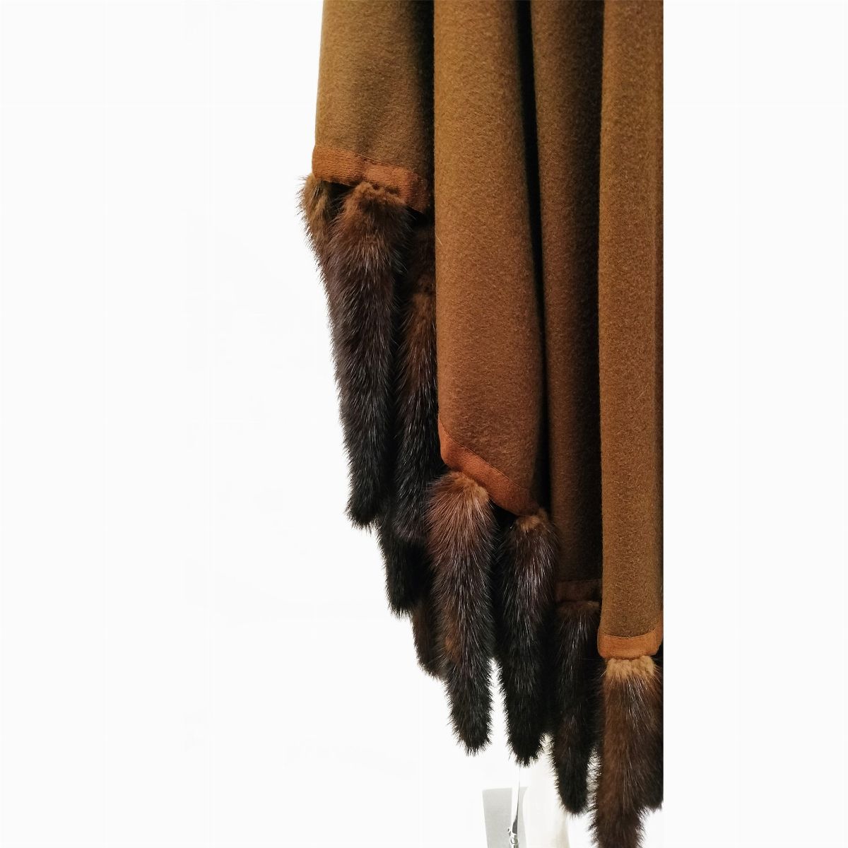 Mantella in tessuto di lana marrone con code di visone