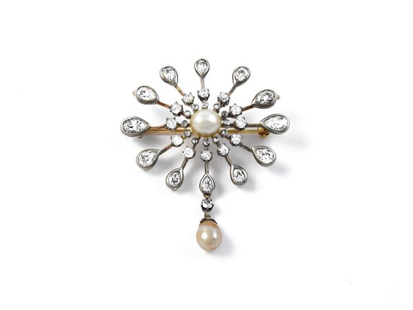Spilla pendente in oro giallo e argento con diamanti e perle