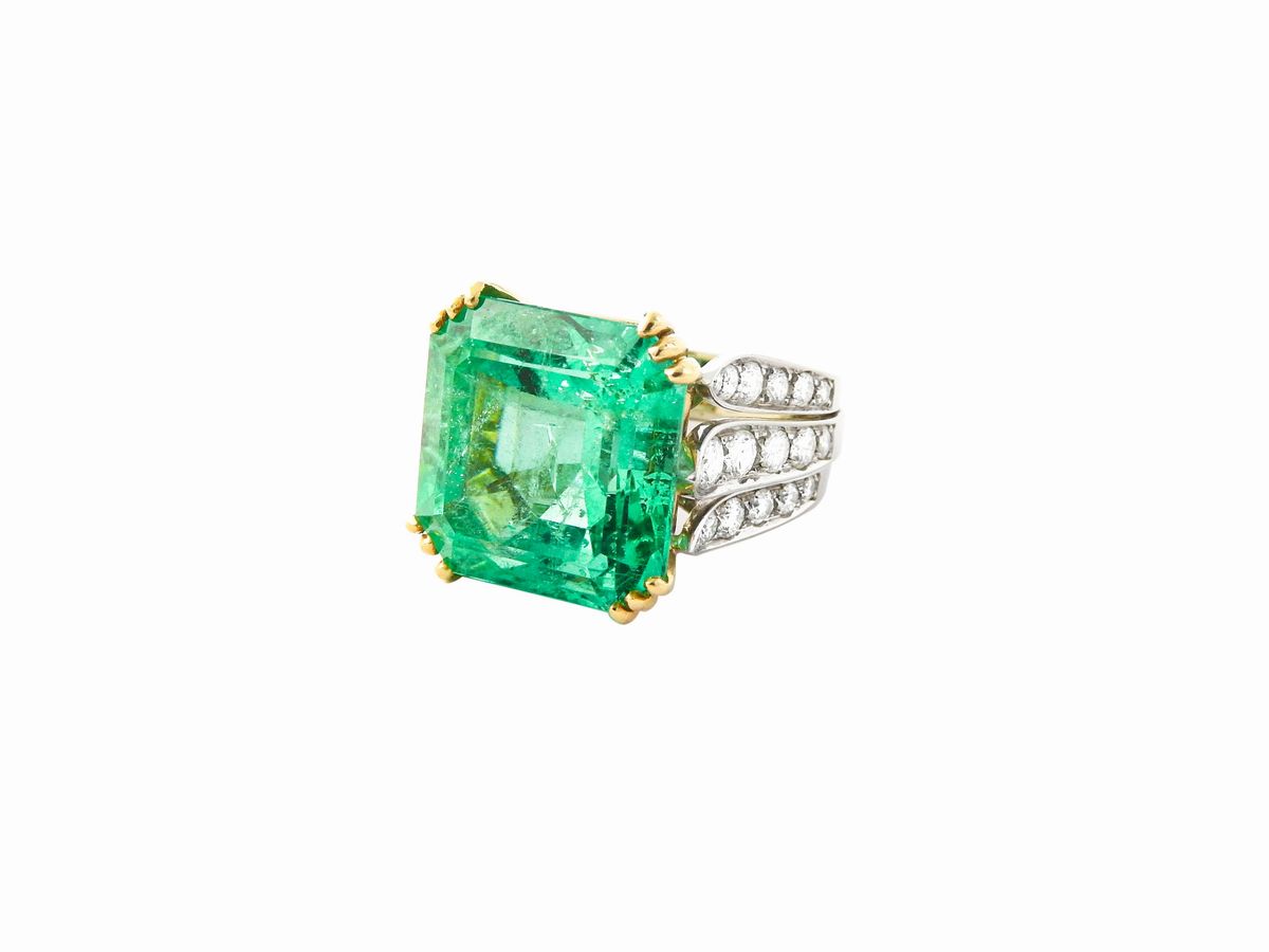 Anello in Oro Bianco e Giallo con Diamanti e Smeraldo