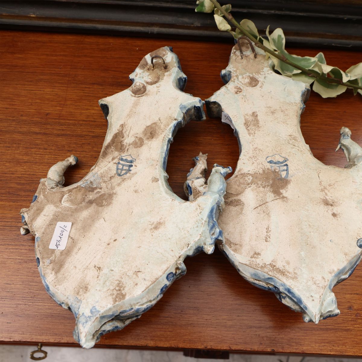 Coppia di Acquasantiere in Maiolica