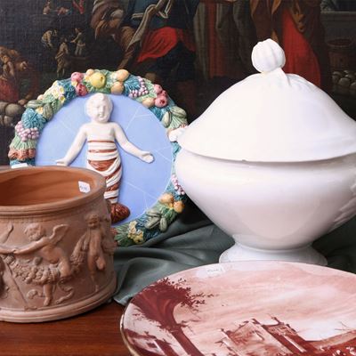 Lotto di Curiosità in Porcellana Smaltata e Terracotta