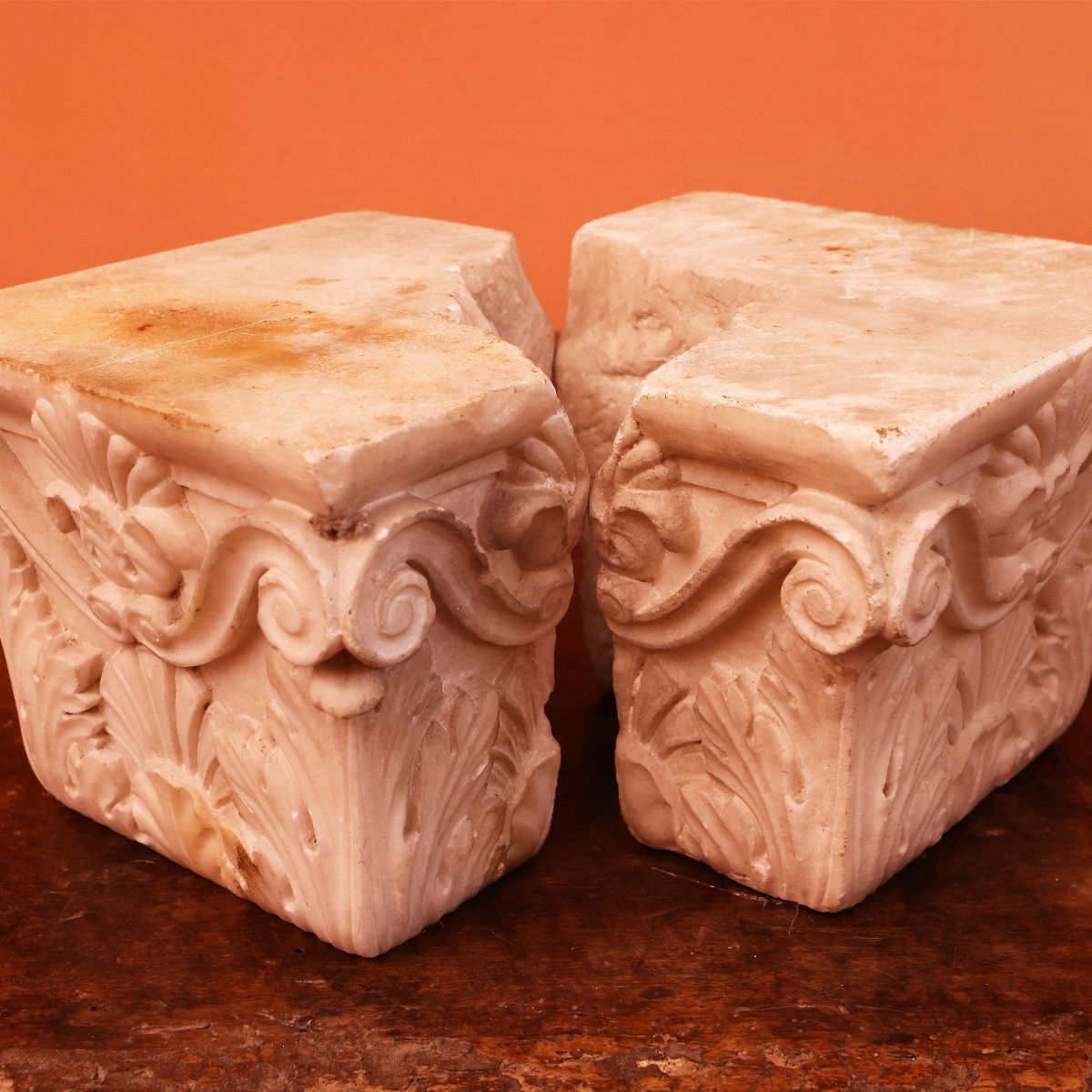 Coppia di Frammenti di Capitelli in Marmo