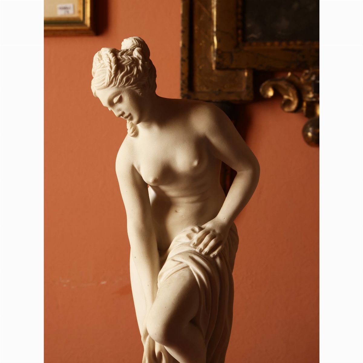 Due Figure Classiche Realizzate in Polvere di Marmo