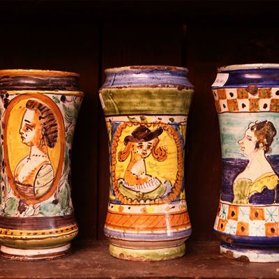 Lotto di Tre Albarelli D'epoca in Maiolica