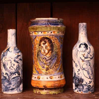 Coppia di Flaconi in Maiolica