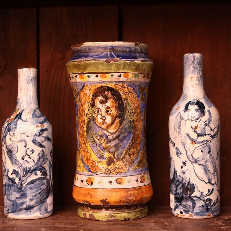 Coppia di Flaconi in Maiolica
