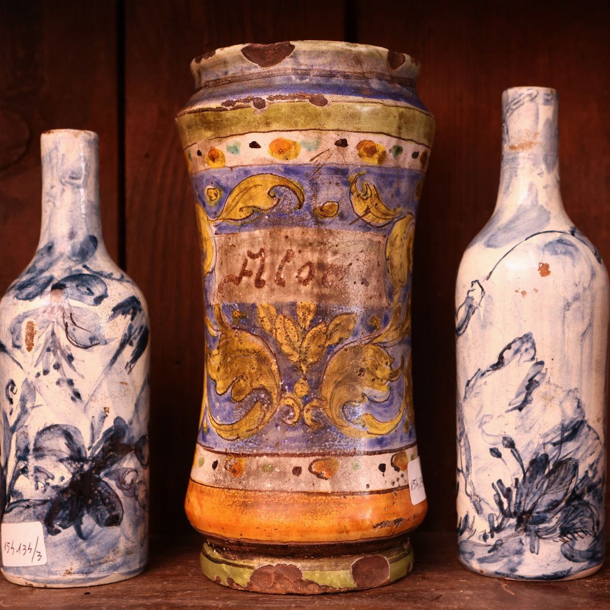 Coppia di Flaconi in Maiolica