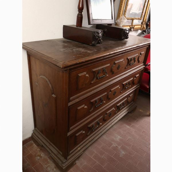 Walnut chest of drawers