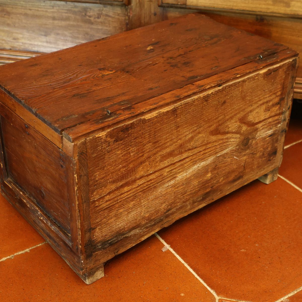 Piccola Cassa Rustica in Legno Tenero
