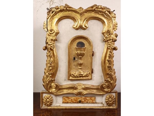 Eucharistic tabernacle in white lacquered wood highlighted in gold