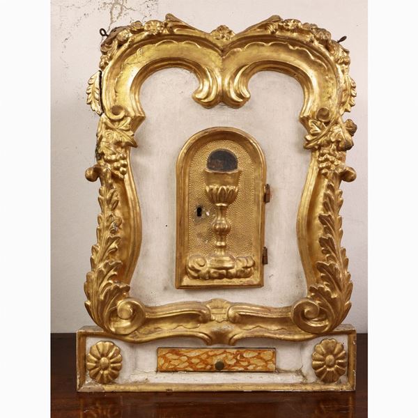 Eucharistic tabernacle in white lacquered wood highlighted in gold