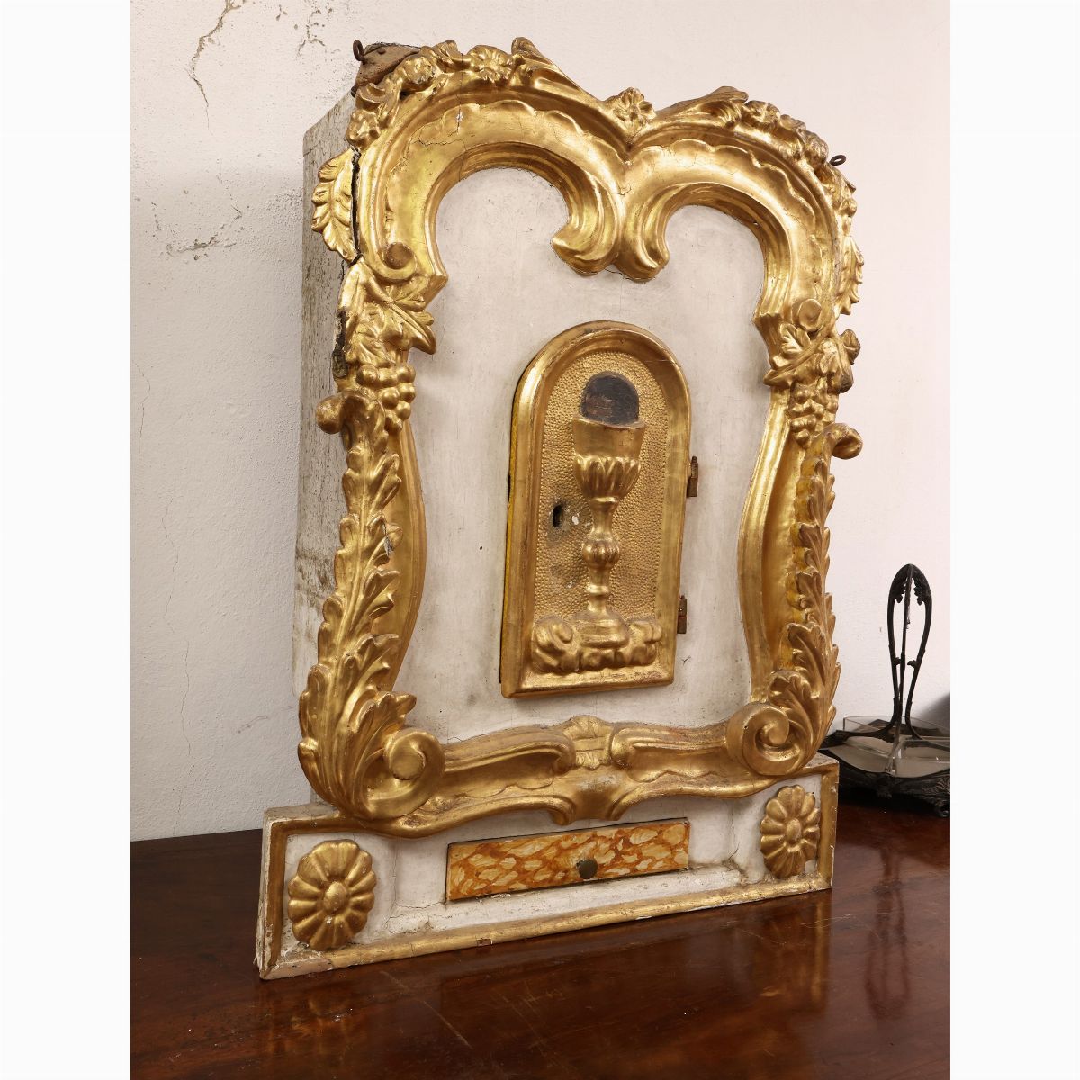 Tabernacolo Eucaristico in Legno Laccato Bianco e Lumeggiato in Oro