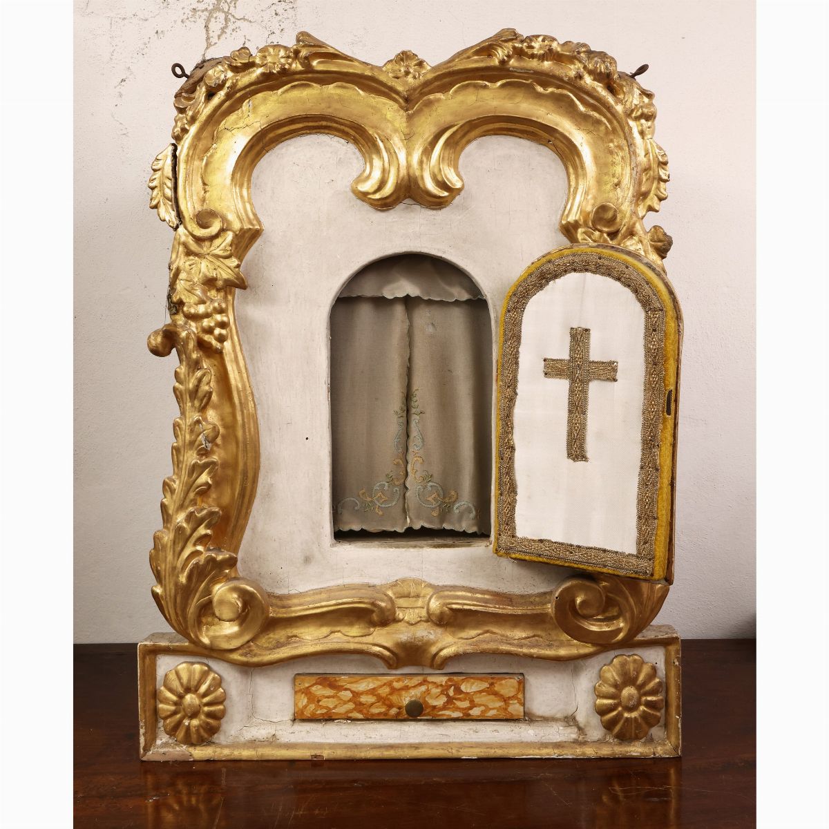Tabernacolo Eucaristico in Legno Laccato Bianco e Lumeggiato in Oro