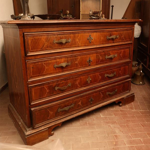 Chest of drawers in walnut and walnut feather