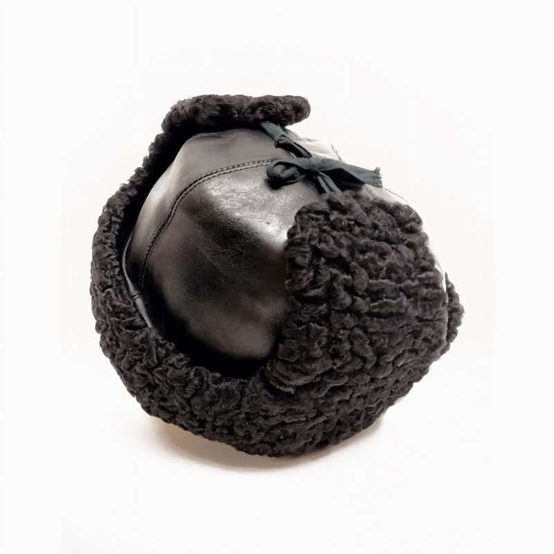 Cappello Russo in Pelle e Pelliccia di Astrakan Nero