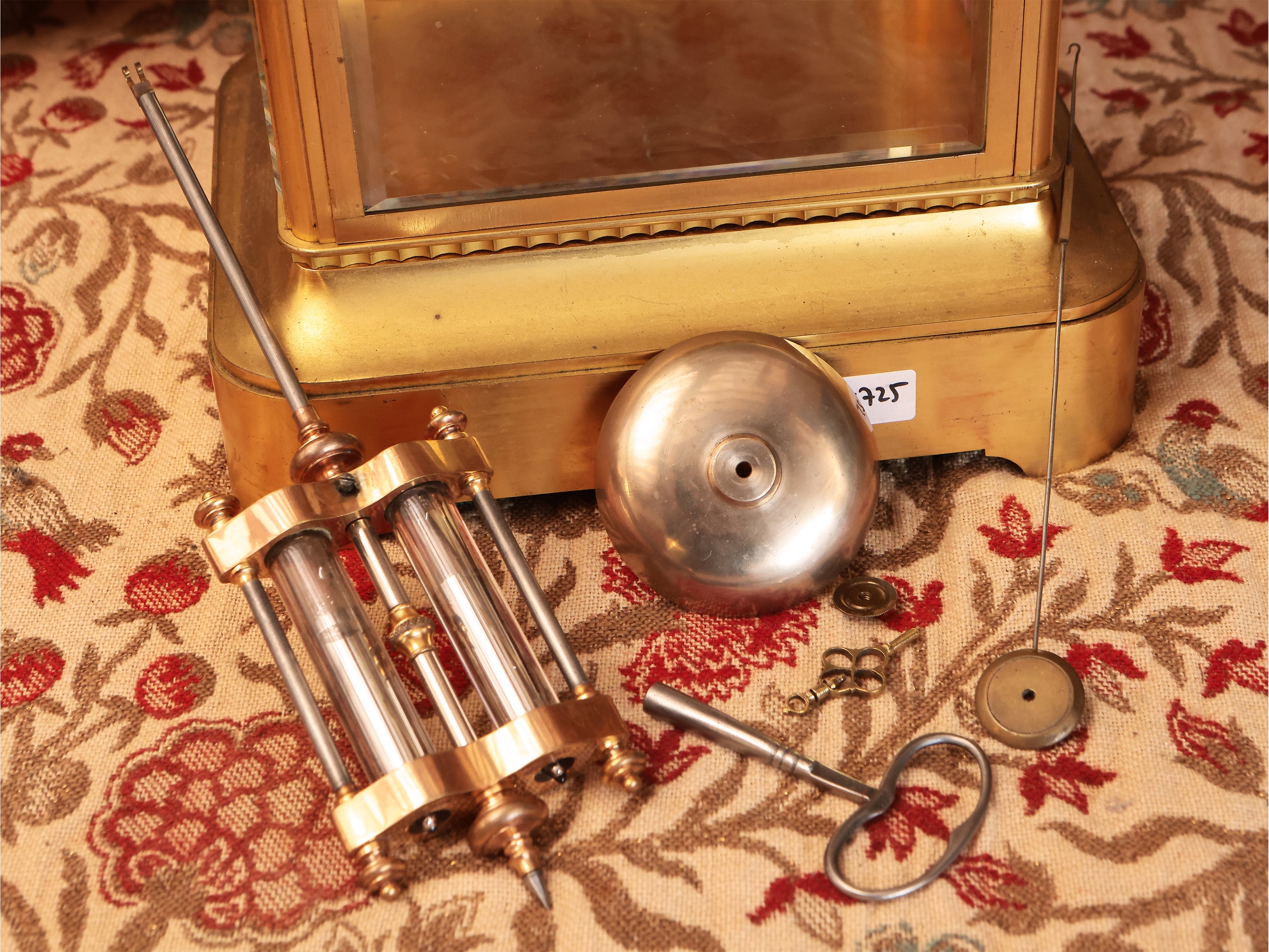 Cassa per orologio da tavolo in bronzo dorato e cristallo