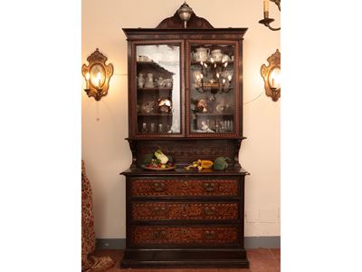 Credenza a Due Corpi Impiallacciata in Noce ed Altre Essenze