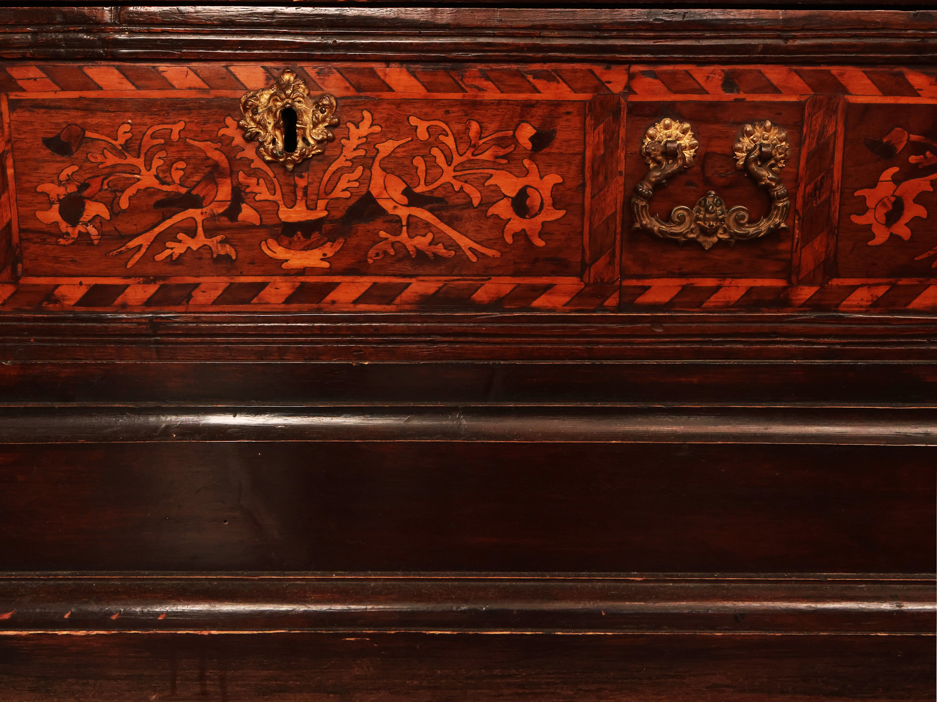 Credenza a Due Corpi Impiallacciata in Noce ed Altre Essenze