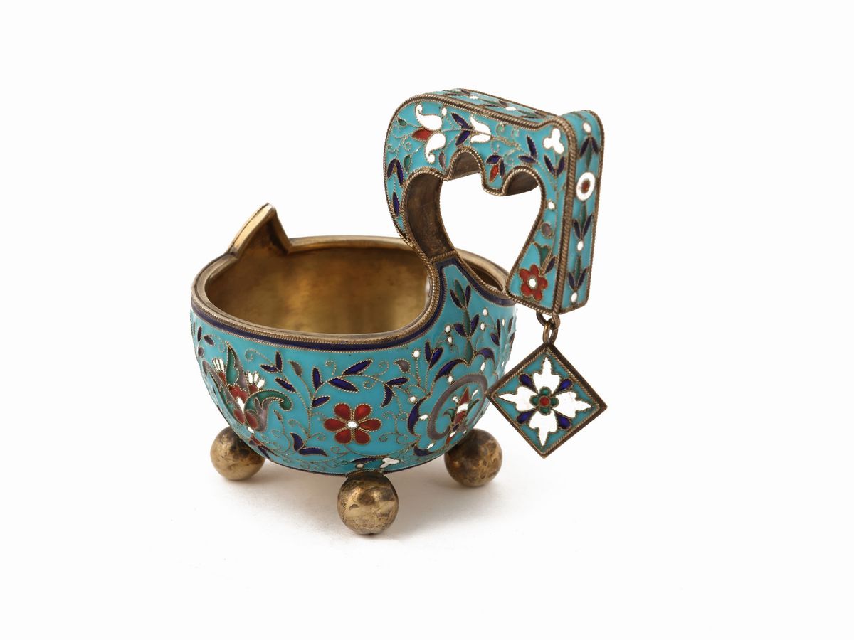Piccola Kovsh in Argento e Smalti Policromi Cloisonné, Nicholai Zugeryev, Mosca 1908-1926