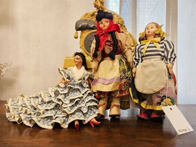 Quattro Bamboline in Costumi Regionali