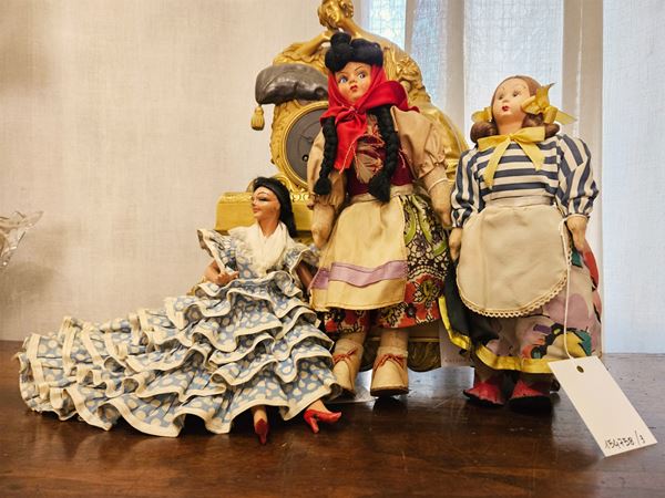 Quattro bamboline in costumi regionali