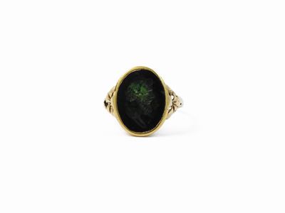 Anello in Oro Giallo con Intaglio su Diaspro