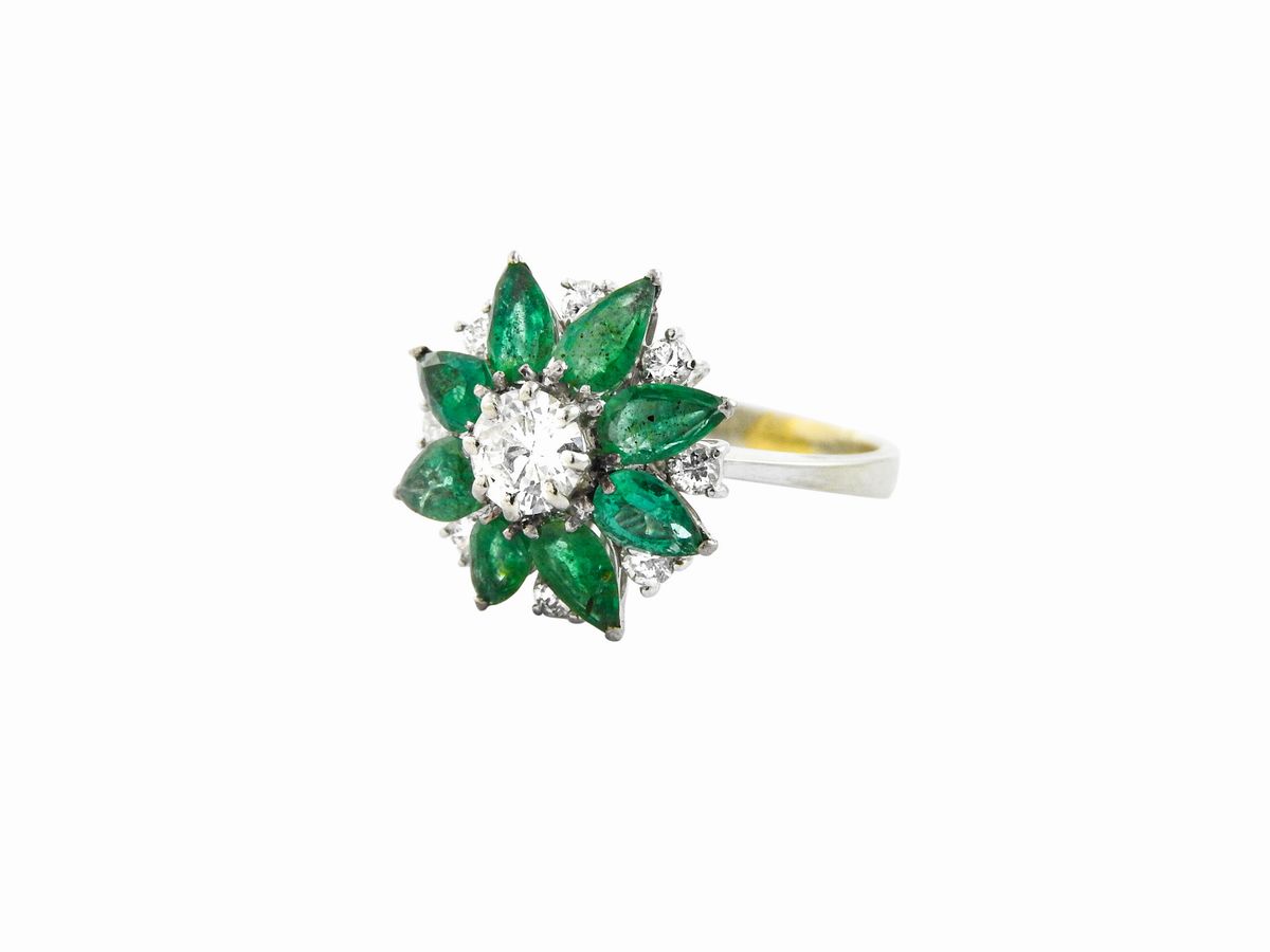 Anello in Oro Bianco con Diamanti e Smeraldi