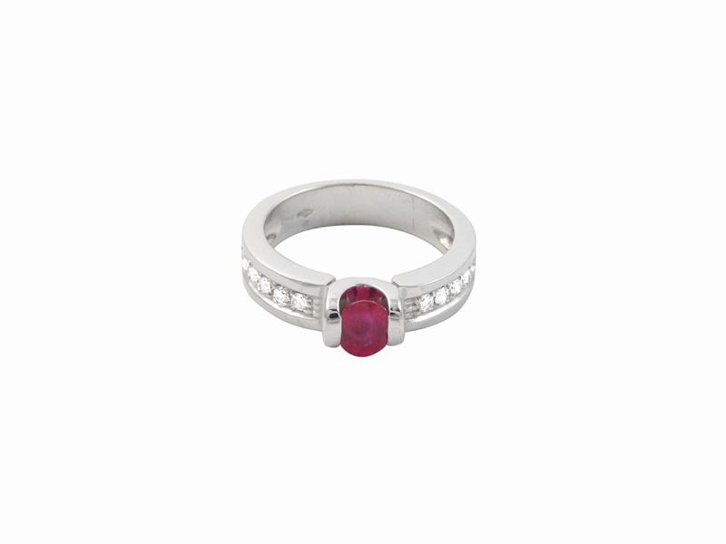 Anello in Oro Bianco con Diamanti e Rubino