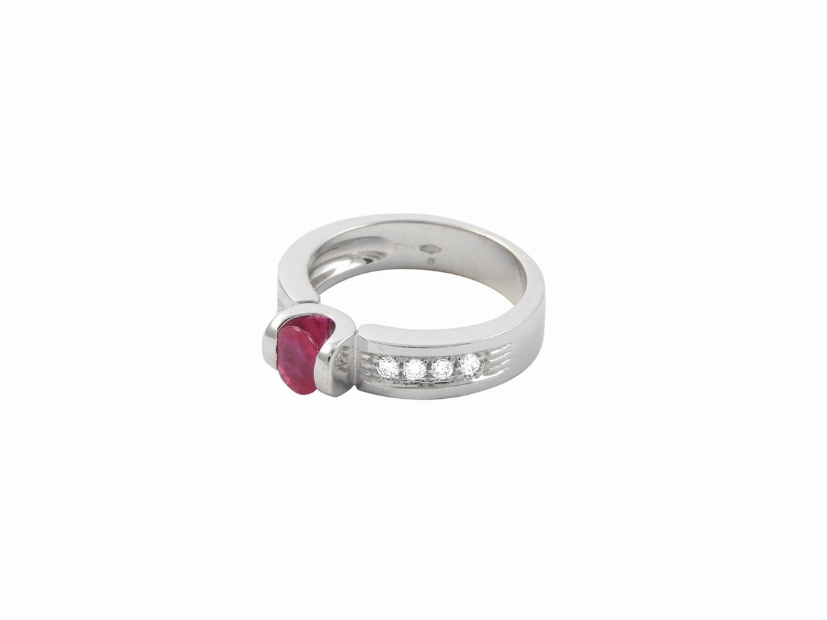 Anello in Oro Bianco con Diamanti e Rubino