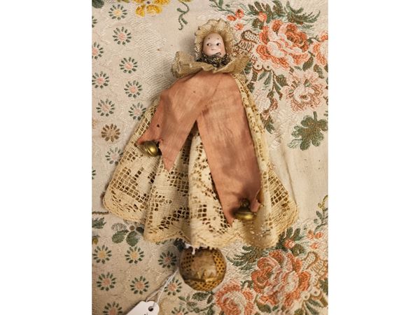 Rattle and duvet with biscuit dolls