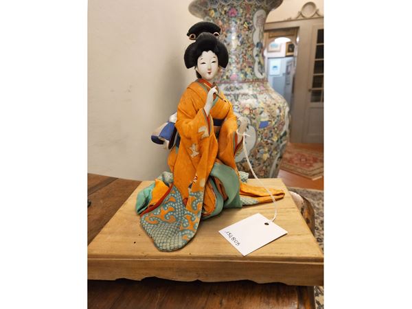 Bambola giapponese Geisha che dipinge