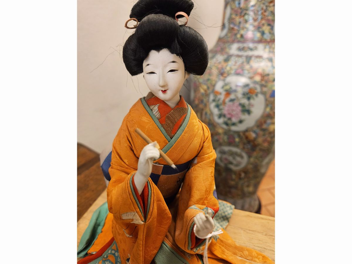 Bambola Giapponese Geisha che Dipinge