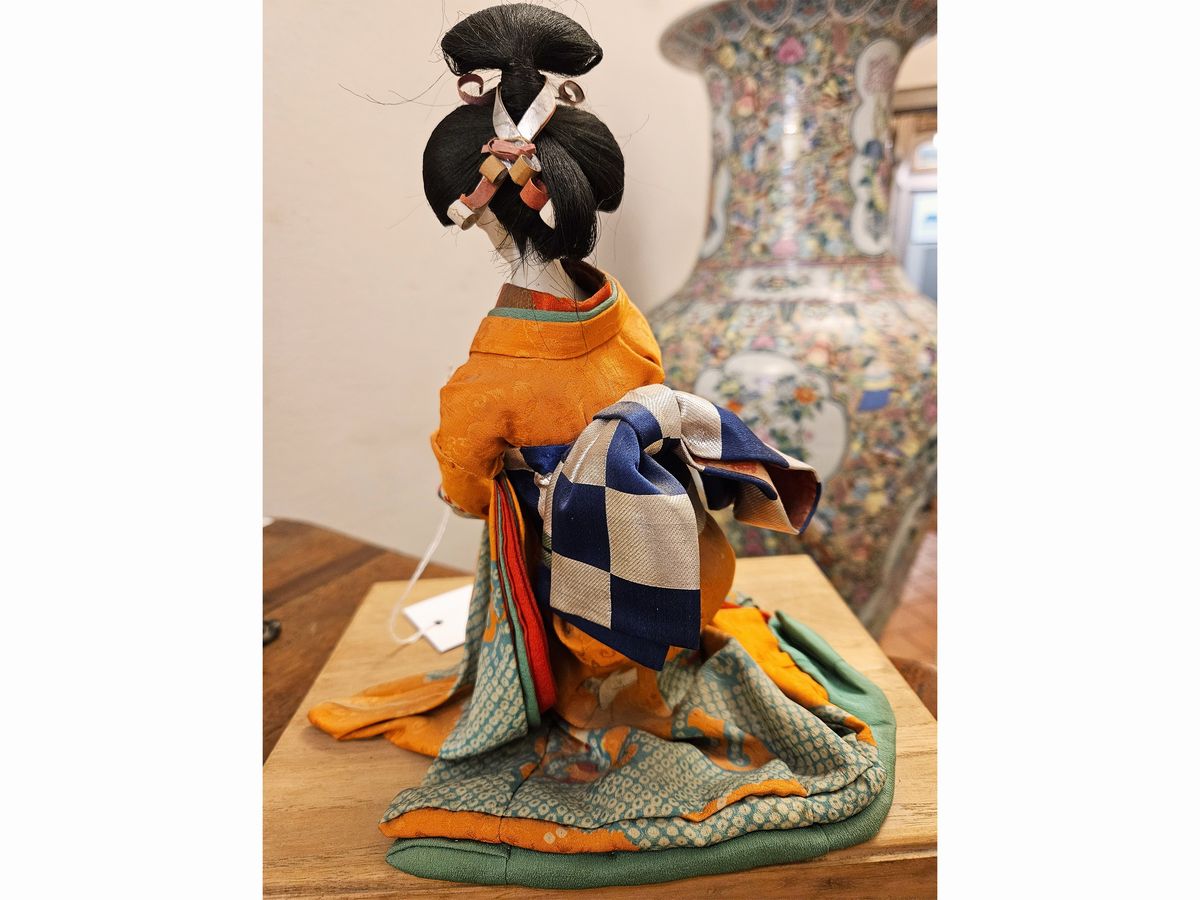 Bambola Giapponese Geisha che Dipinge