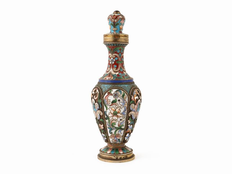 Flacone da Essenze in Argento e Smalti Cloisonné Policromi, Mosca, Pavel Ovchinnikov, 1908-1917