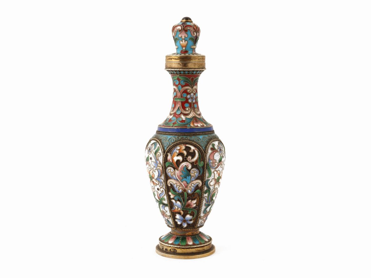 Flacone da Essenze in Argento e Smalti Cloisonné Policromi, Mosca, Pavel Ovchinnikov, 1908-1917