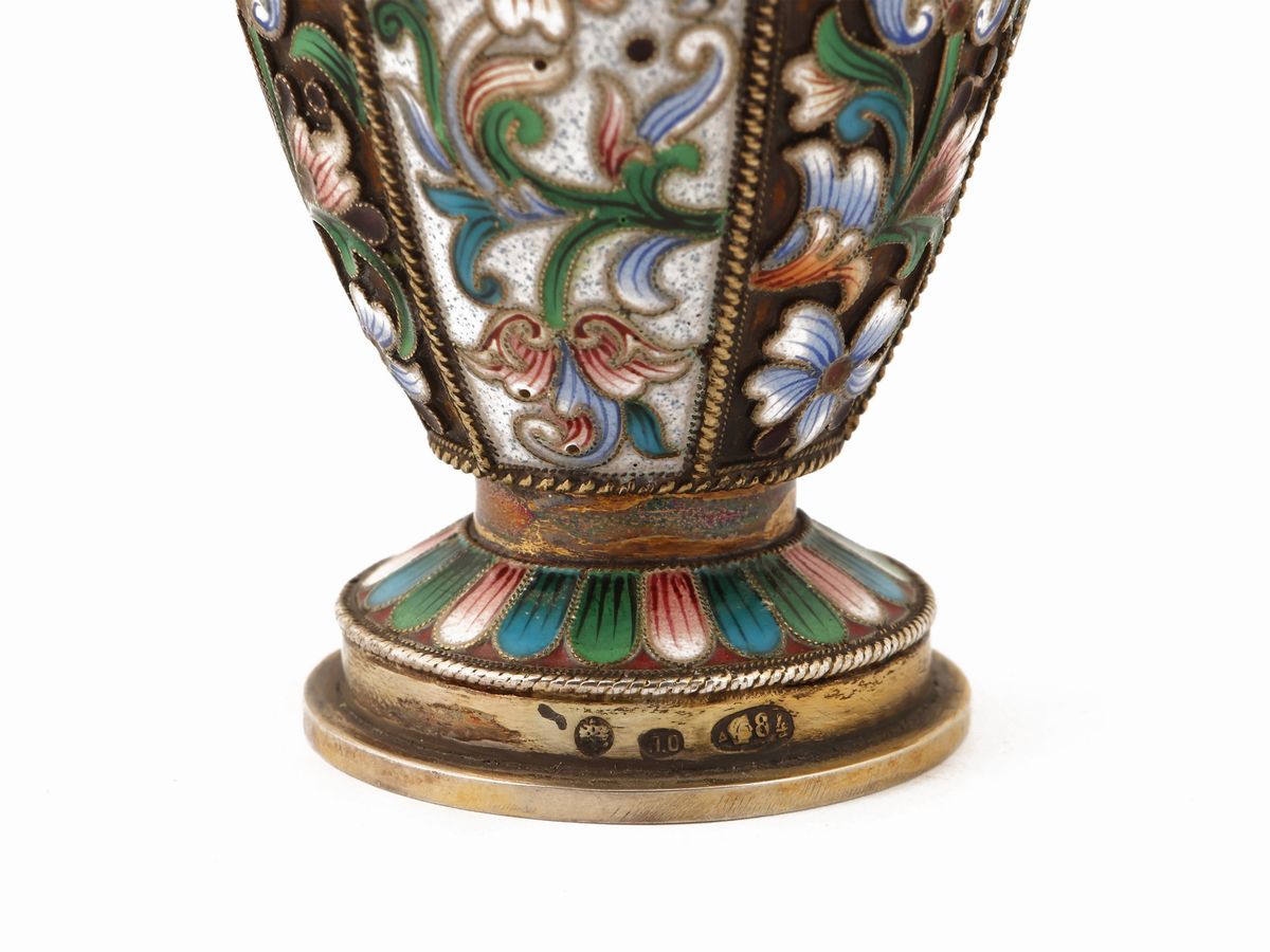 Flacone da Essenze in Argento e Smalti Cloisonné Policromi, Mosca, Pavel Ovchinnikov, 1908-1917