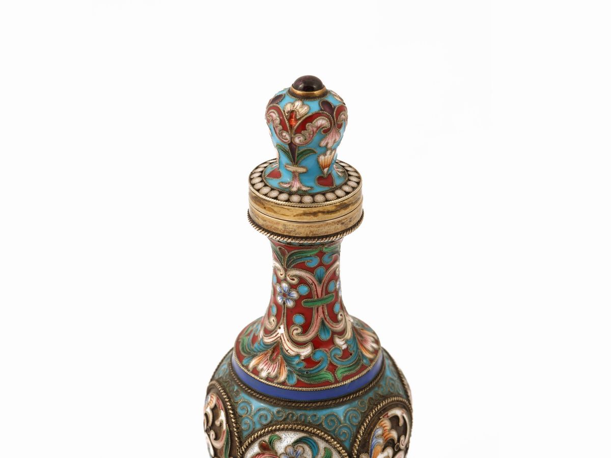 Flacone da Essenze in Argento e Smalti Cloisonné Policromi, Mosca, Pavel Ovchinnikov, 1908-1917
