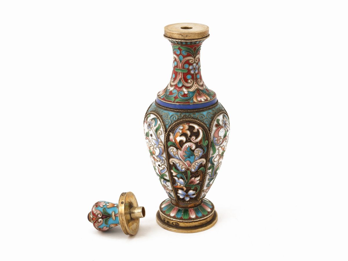 Flacone da Essenze in Argento e Smalti Cloisonné Policromi, Mosca, Pavel Ovchinnikov, 1908-1917