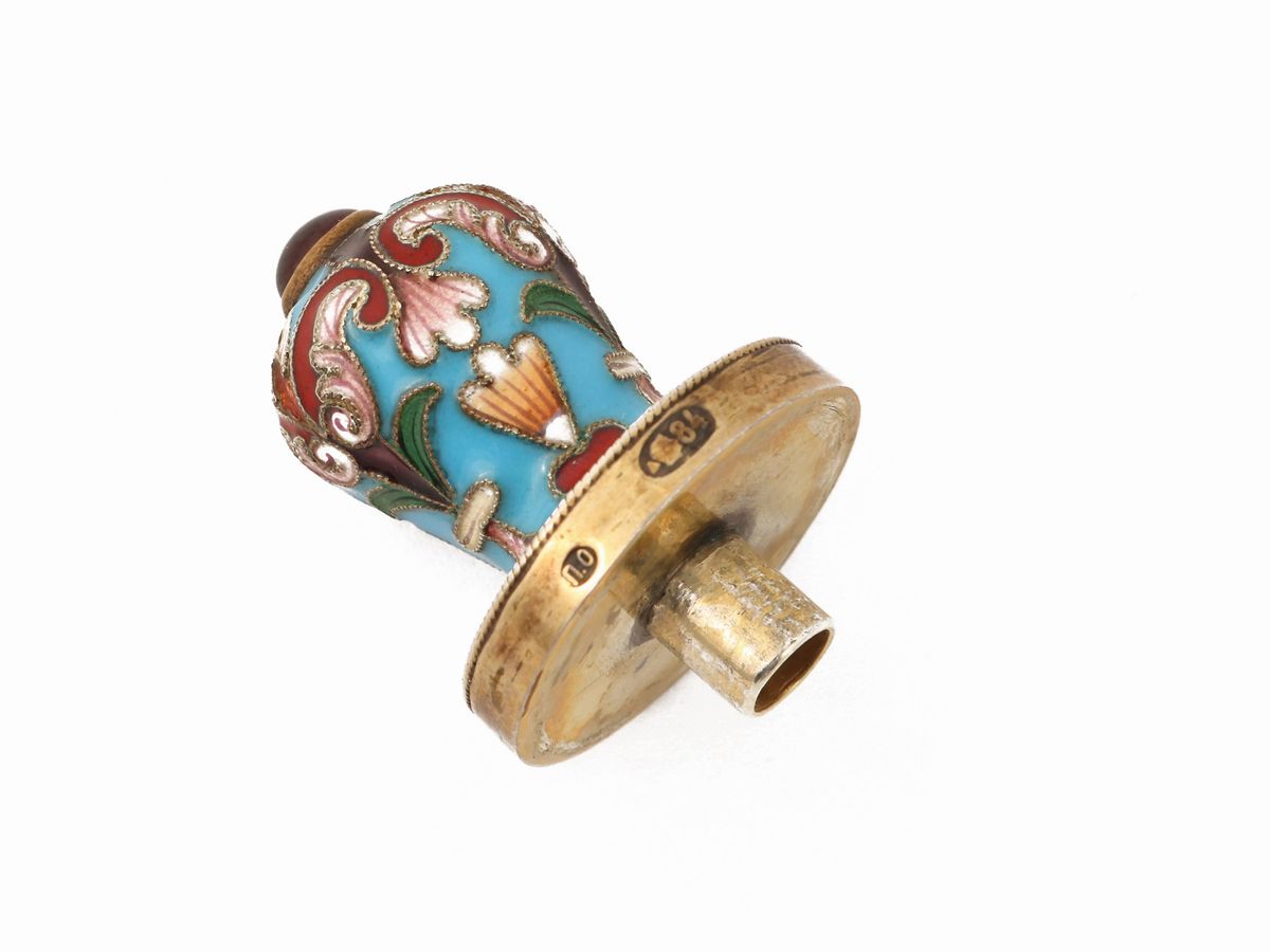 Flacone da Essenze in Argento e Smalti Cloisonné Policromi, Mosca, Pavel Ovchinnikov, 1908-1917