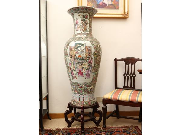 Monumentale vaso a balaustro in porcellana  (Cina, XX secolo)  - Auction A florentine house. Between tradition and modernity Collection, paintings and furnishing - III - - Maison Bibelot - Casa d'Aste Firenze - Milano