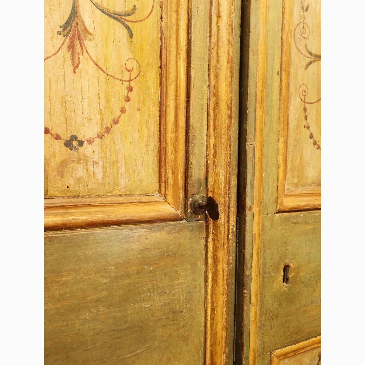 Coppia di Antiche Ante in Legno Laccato